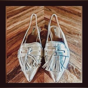 Tahari Pacer EUC Silver Tassel Leather Slingback Flats Sz 6